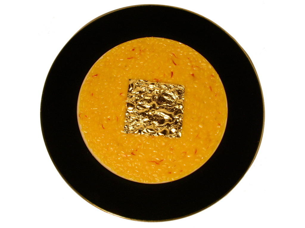 Del 1981 la ricetta Risotto con lo Zafferano in foglia di oro commestibile di Gualtiero Marchesi.