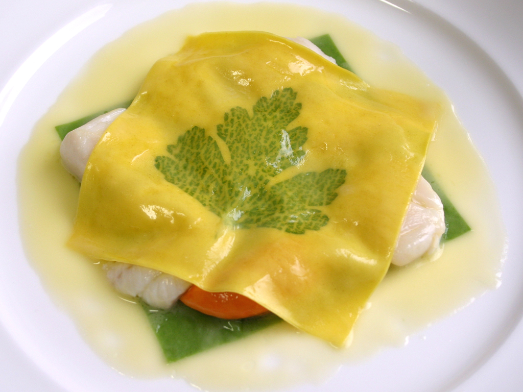 Del 1982 la ricetta di Gualtiero Marchesi del Raviolo Aperto: pasta verde, pasta all'uovo, capesante, succo di zenzero e pepe bianco.