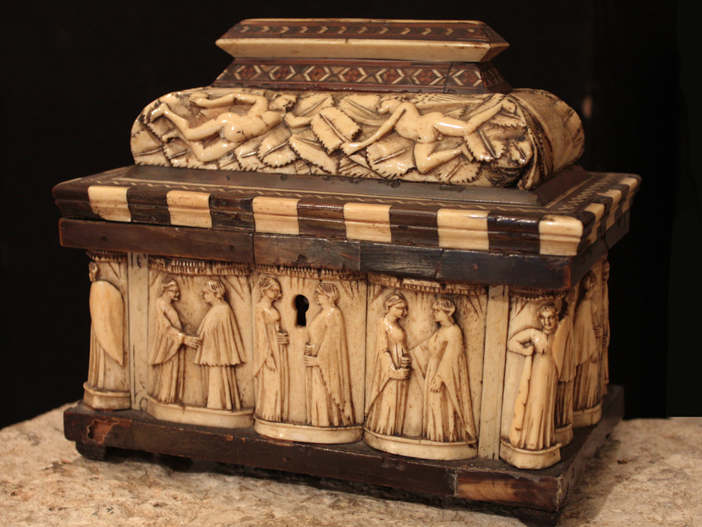 Cortonantiquaria 2015. Collezione scatole. Cofanetto nuziale, rivestito di placchette con figure in osso. Bottega degli Embriaci, Venezia. 1400.