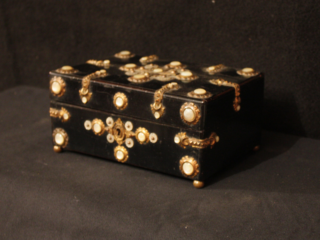 Cortonantiquaria 2015. Collezione scatole. Scatolina del 1800, in legno laccato nero, con decori in ottone cesellato e madreperla, contenente oggetti per la toilette.