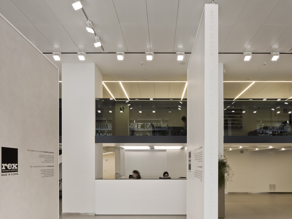 Show room Florim a Milano. Progetto: arch. Andrea Maffei. L'area soppalcata è stata pensata come uno spazio di rappresentanza sempre in contatto con la parte espositiva del piano terra.