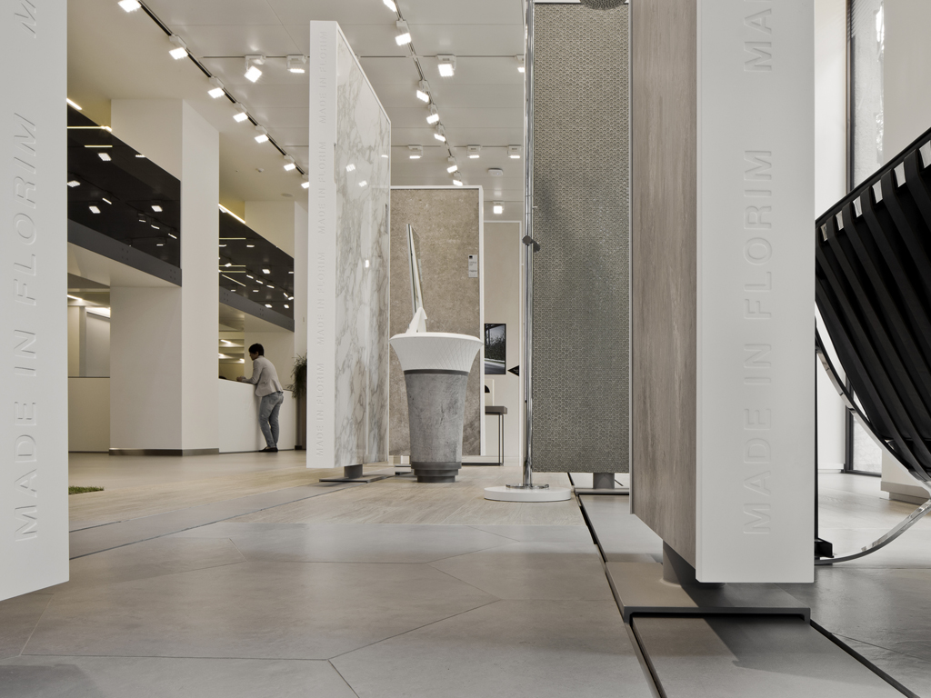 Show room Florim a Milano. Progetto: arch. Andrea Maffei. Il particolare dei binari sui quali scorrono le