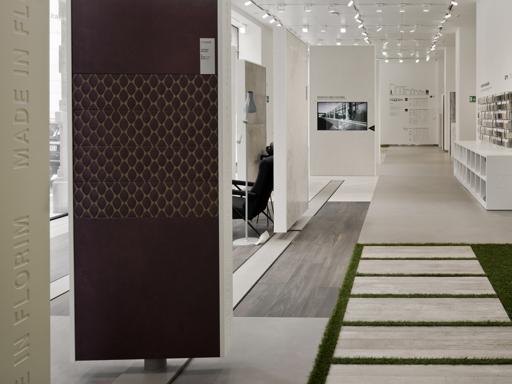 Il piano terra dello show room Florim. Progettato dall'architetto Andrea Maffei. Sono visibili le