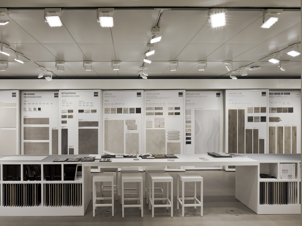 Show room Florim a Milano. Progetto: arch. Andrea Maffei. Il piano interrato, è uno spazio pensato, oltre che per l'esposizione, per l'organizzazione di workshop e corsi di formazione.