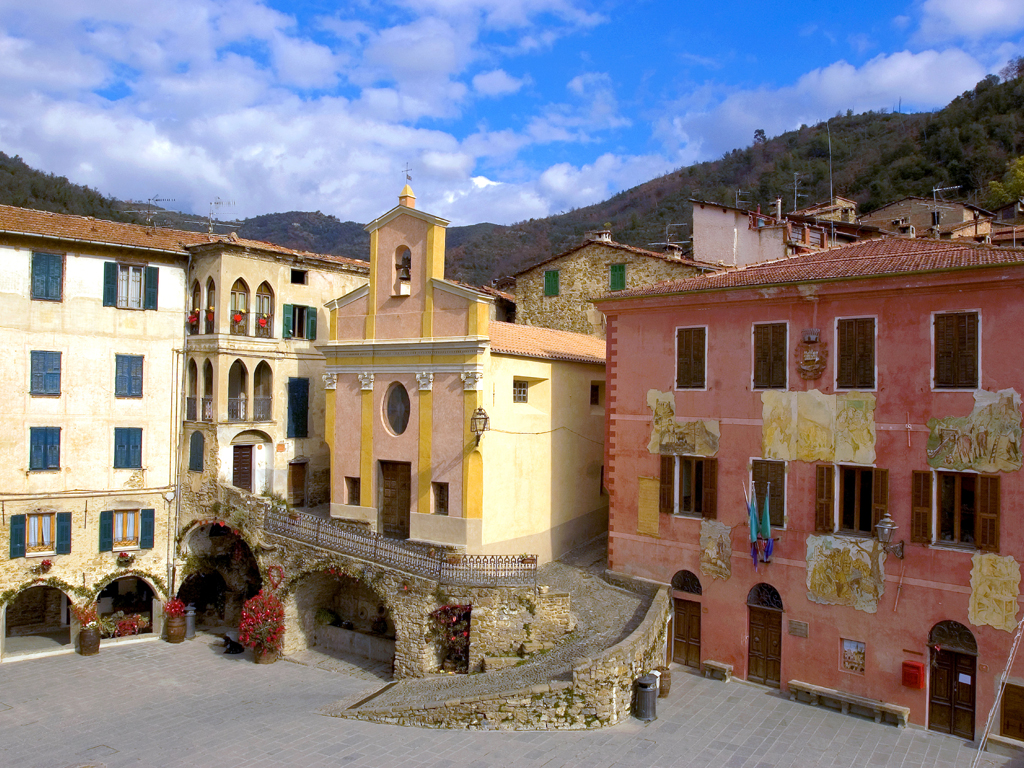 Apricale, borgo medievale nell'entroterra di Bordighera. La piazza, cuore del borgo, è teatro, durante l'anno, di numerosi eventi culturali ed enogastronomici. Foto Archivio Agenzia Regionale “In Liguria”.