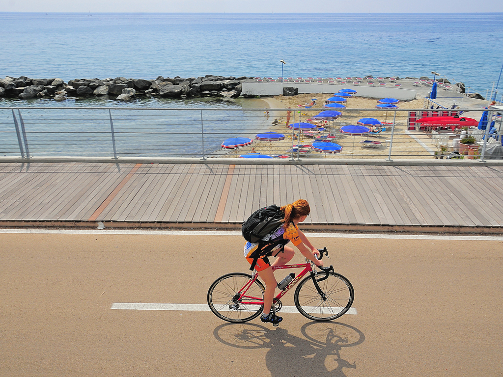 La Pista Ciclabile del Parco Costiero del Ponente Ligure è lunga complessivamente 24 chilometri. La pista, da Imperia a Ospedaletti, nasce sul tracciato costiero della vecchia ferrovia, linea Genova-Ventimiglia, dismessa nel 2001 e spostata a monte. Foto Archivio Agenzia Regionale “In Liguria”.