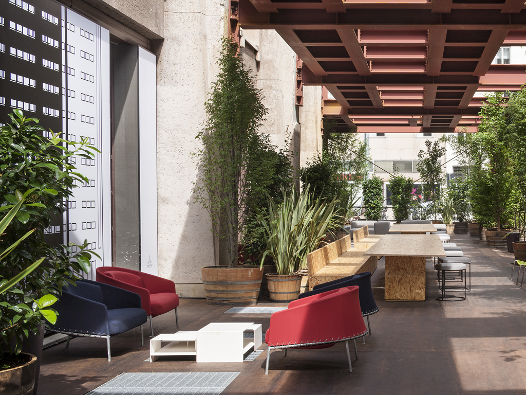 Living Divani. Un’area per la lettura o la conversazione: le poltroncine Poncho di LucidiPevere e i tavolini B2 di Victor Vasilev, ricordano un’architettura purista in miniatura. Allegre e super pop le due poltrone Frog di Piero Lissoni. (ph Santi Caleca)