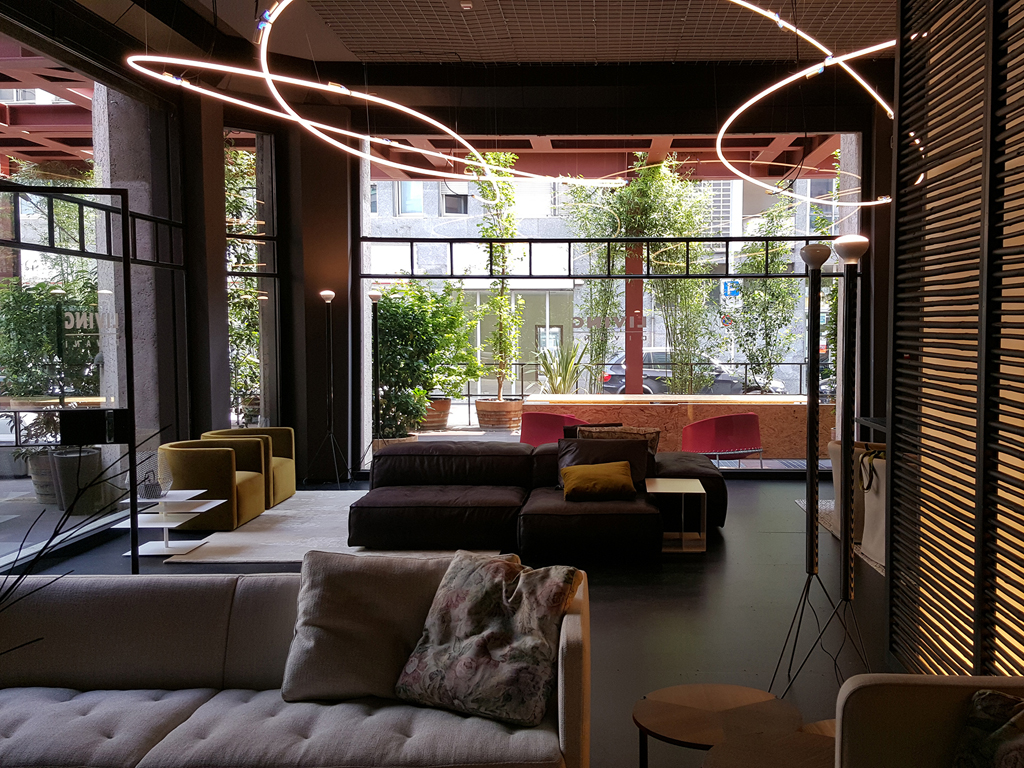 Living Divani. Quattro diverse ambientazioni da casa da sogno, realizzate con il contributo di Kerakoll per le finiture e di Flos per l’illuminazione, il Living Divani Temporary Store Torre Velasca progettato da Piero Lissoni è un sofisticato rifugio contemporaneo, dove una scultura luminosa di neon al soffitto, tributo a Lucio Fontana, sembra assorbire le energie e le tensioni della città donando inaspettati momenti di relax. (ph Santi Caleca)