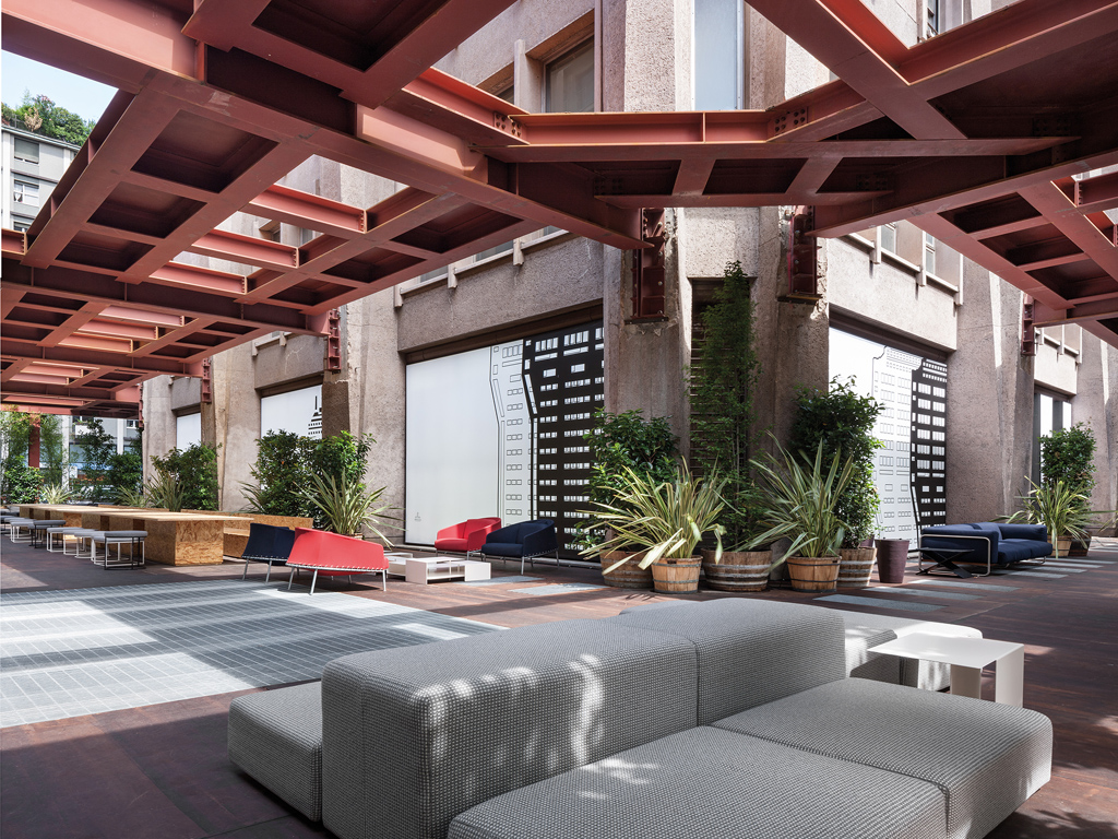 Living Divani. Per abbandonarsi al sole, dimenticandosi del tempo che scorre, è pensata una composizione geometrica Extra Wall completata dai tavolini Family Lounge bianchi. Un’atmosfera balneare chic pervade invece l’area con i divani Filo Outdoor. (ph Santi Caleca)