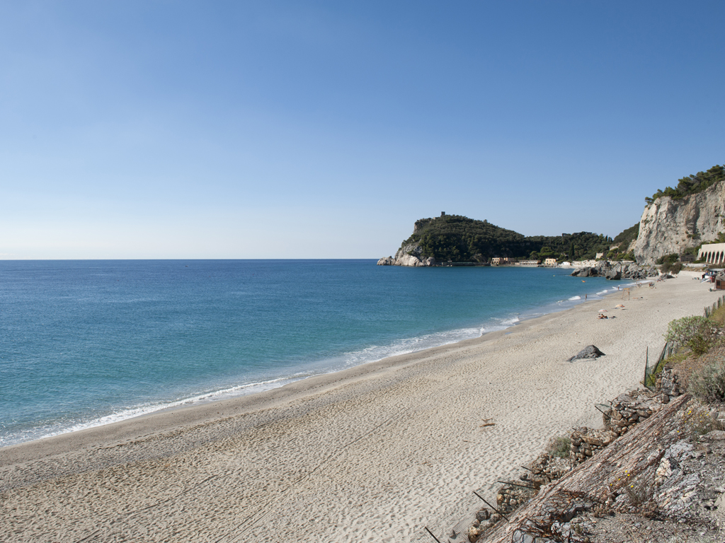 Baia dei Saraceni a Varigotti, frazione di Finale Ligure, famosa per la spiaggia e per le caratteristiche abitazioni dei pescatori sulla spiaggia. Foto Archivio Agenzia Regionale “In Liguria”.
