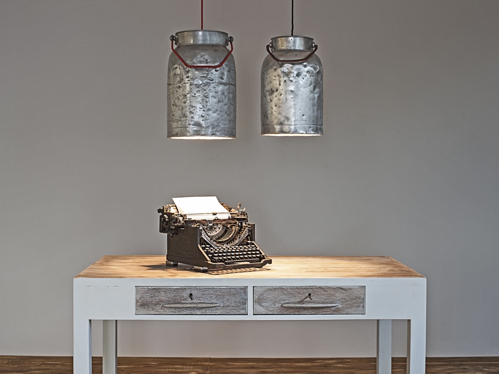 TheChicFish. Lampada Latte. La superficie in alluminio è stata trattata per esaltarne il riflesso. I cavi sono personalizzabile per colore e materiale. Creazione dell'architetto Antonio Candussio (Euro 190.00).