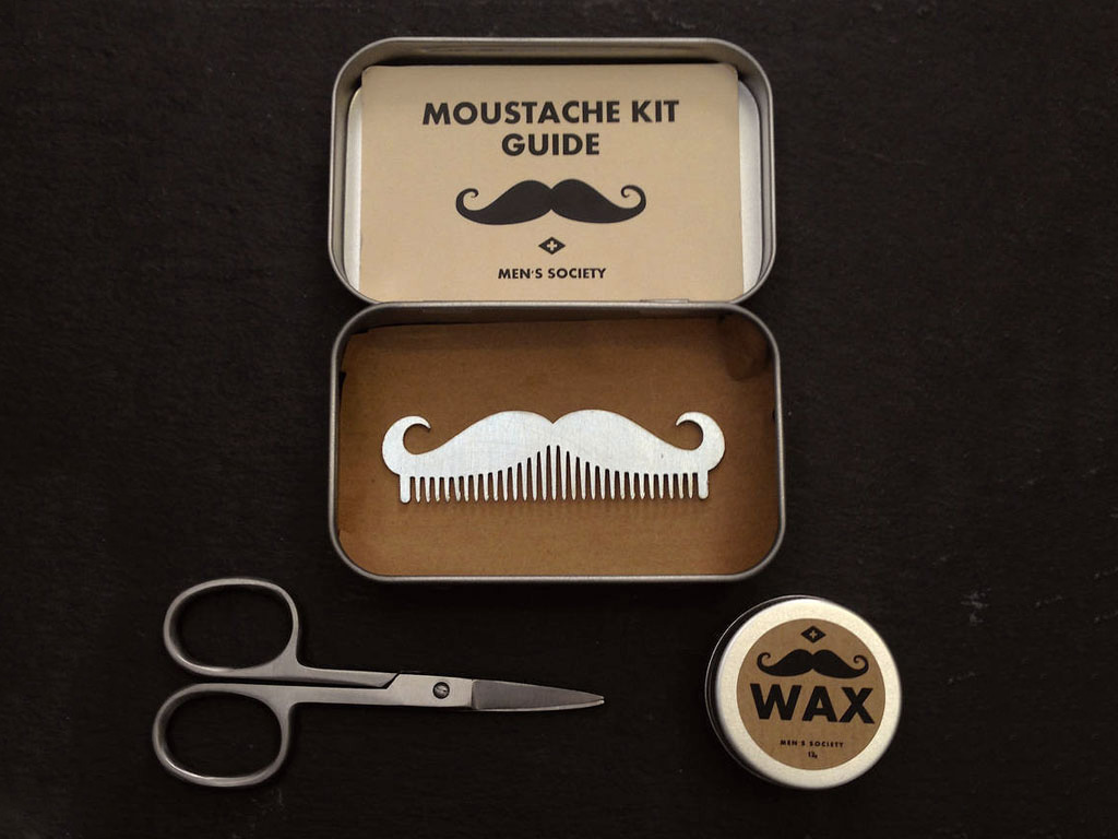 TheChicFish. Kit per la cura dei baffi. La confezione è composta da: barattolo di cera per baffi, forbici e pettine per baffi in metallo (Euro 30.00).