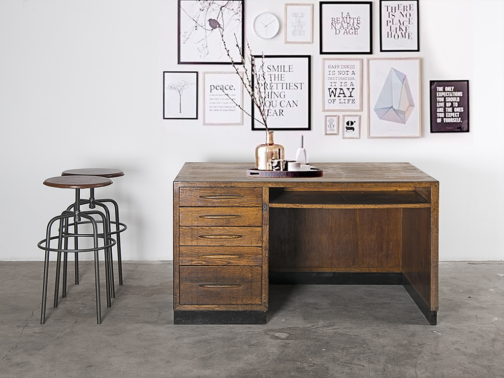 TheChicFish. Scrivania Industrial con cassetti, in legno, è stata costruita in Italia negli anni '50/'60 (Euro 980.00).