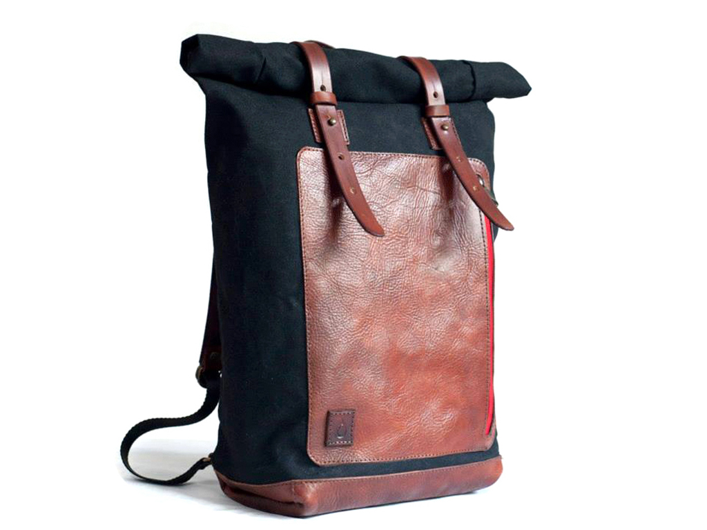 TheChicFish. The Walden Backpack Disappear. Zaino in canvas nero e pelle con chiusura roll top (Euro 240.00). Versione XL (Euro 280.00).