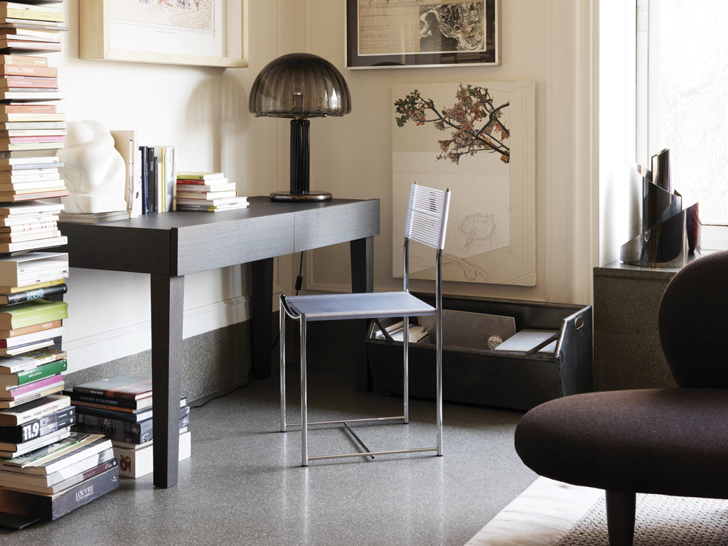 Alias. Spaghetti chair by Giandomenico Belotti. Struttura in acciaio verniciato o cromato. Le sedute e gli schienali sono prodotti nel caratteristico tondino di pvc: trasparente o colorato.