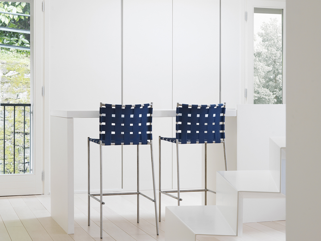 Alias. Tagliatelle High Stool. Design Jasper Morrison. Sgabello alto con struttura in acciaio verniciato. La seduta e lo schienale sono rivestiti con fasce elastiche incrociate.