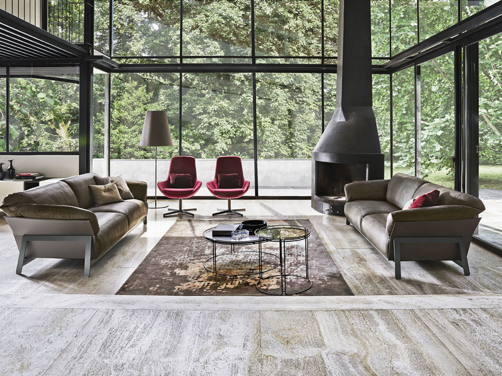 Ditre Italia. L'imbottito Kanaha, nasce dalla collaborazione tra Ditre Italia e l'architetto/designer Daniele Lo Scalzo Moscheri. Pelle e tessuti naturali con la struttura in metallo bronzato.