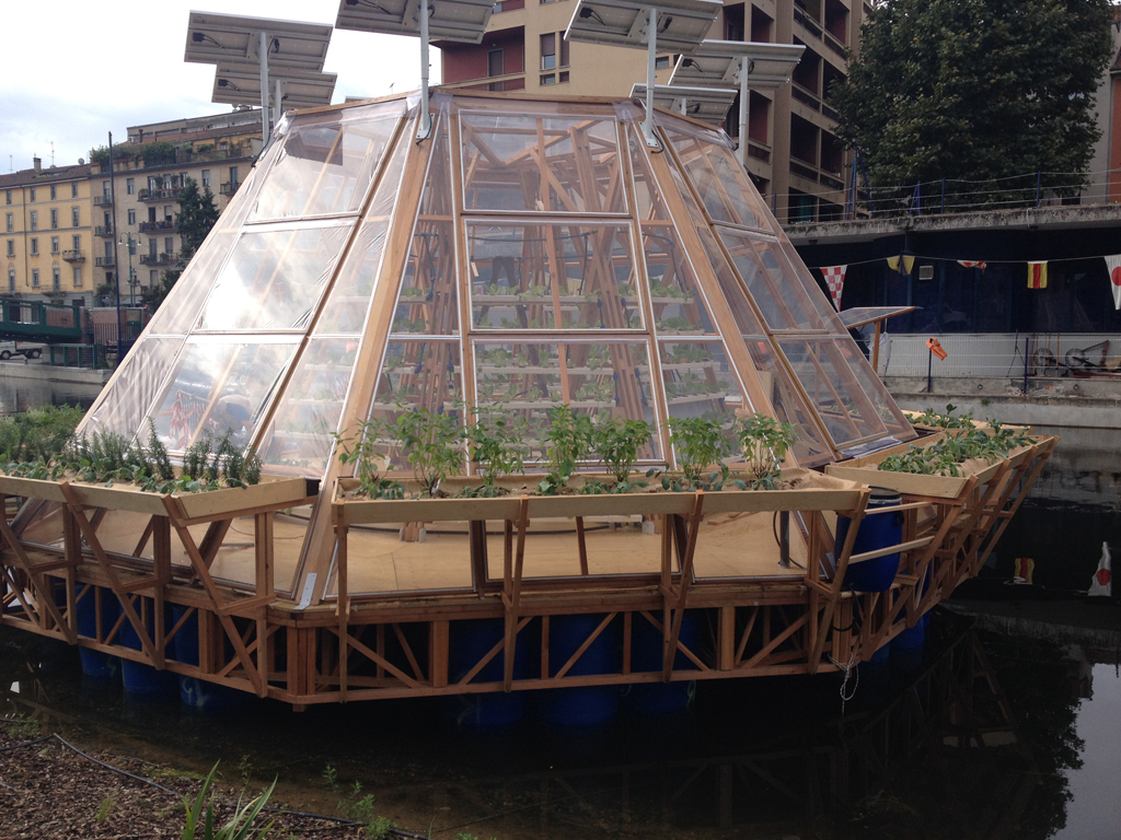 Jellyfish Barge. La piattaforma, in Darsena a Milano, è luogo di incontro, di svago ed educativo. Aperto al pubblico e alle scuole.
