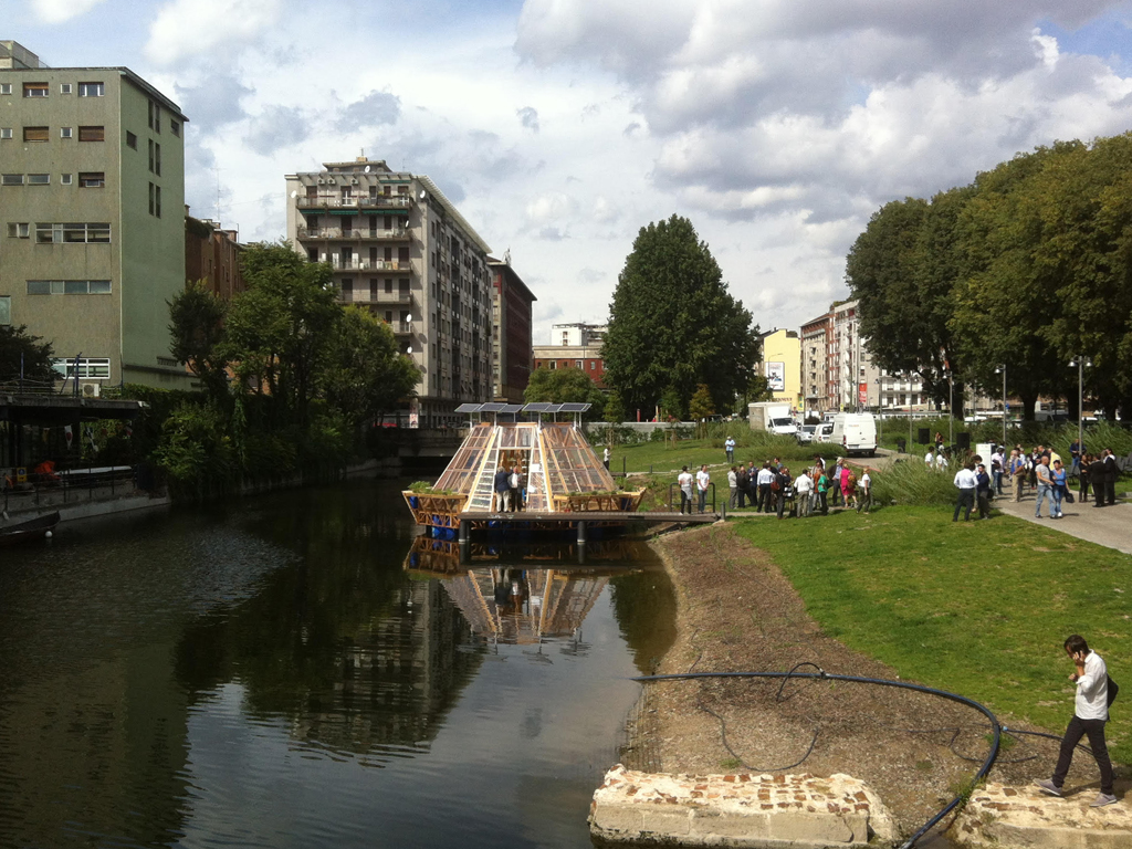Jellyfish Barge, fino al 31 ottobre in Darsena a Milano. Il progetto è frutto della collaborazione tra Pnat, LINV, Seeds&Chips e Milano Cucina.