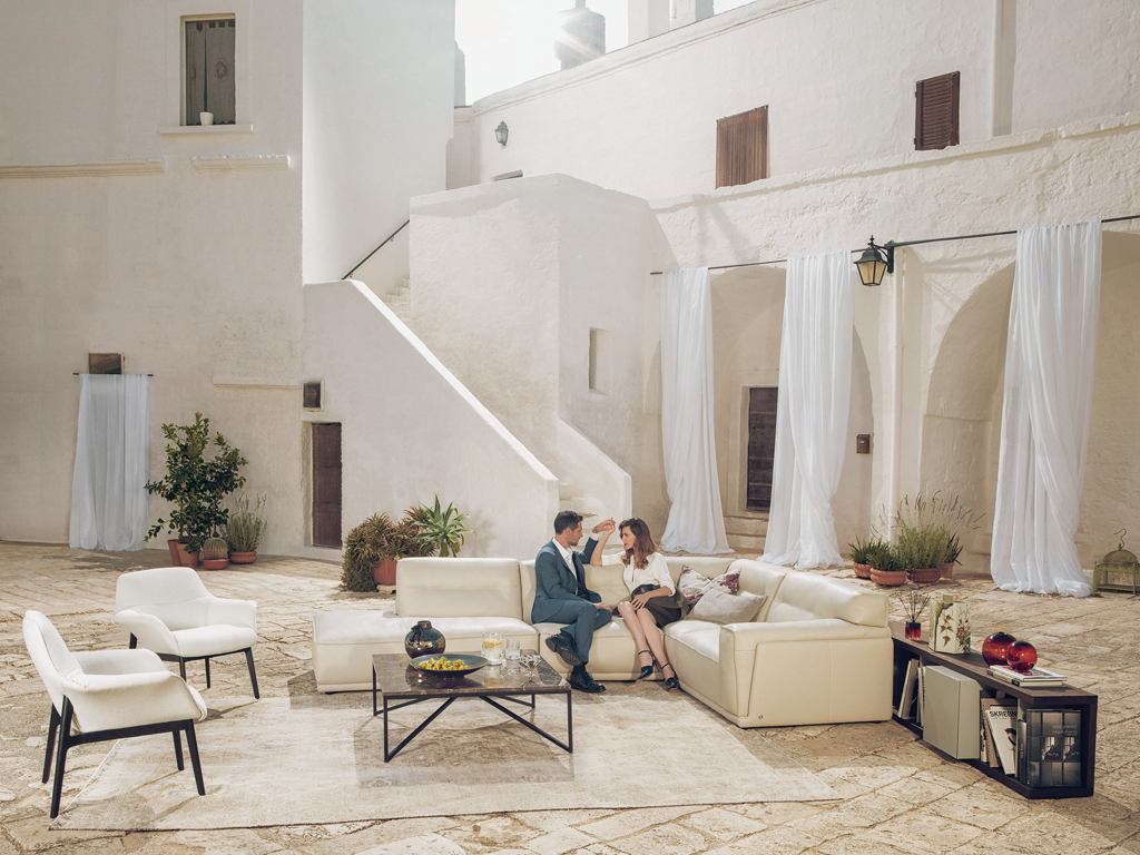 Natuzzi Italia. Divano Dorian. Design architetti Manzoni e Tapinassi. Ampie sedute, imbottitura Memory Foam e piuma d'oca anche nella spalliera e nei braccioli.