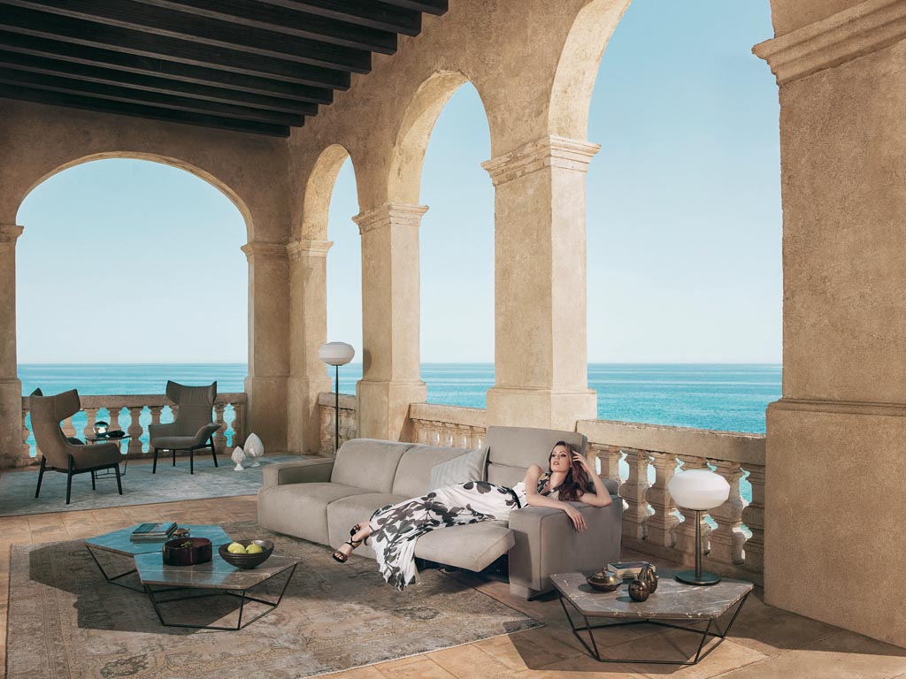 Natuzzi Italia. Divano Lago. Le forme squadrate e lineari e le morbide imbottiture danno origine ad un risultato estetico sorprendente. Poggiapiedi e poggiatesta reclinabili.