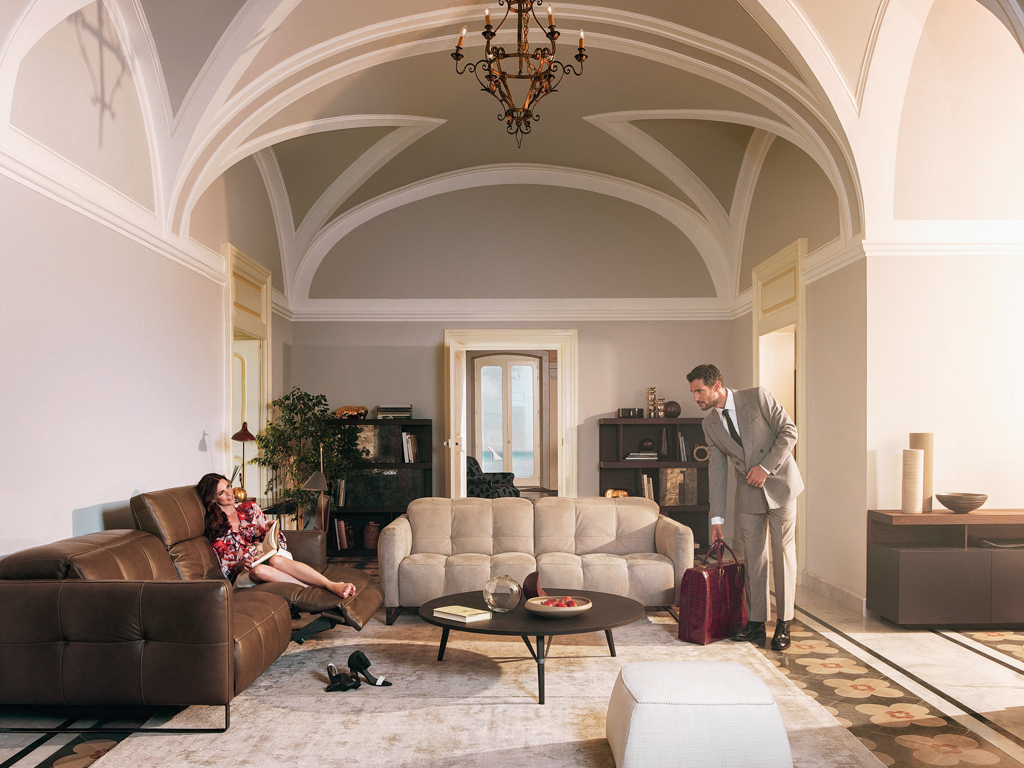 Natuzzi Italia. Divano Philo. Moderno ed elegante si distingue per l'accurata trapuntatura e la forma dei piedi metallici.