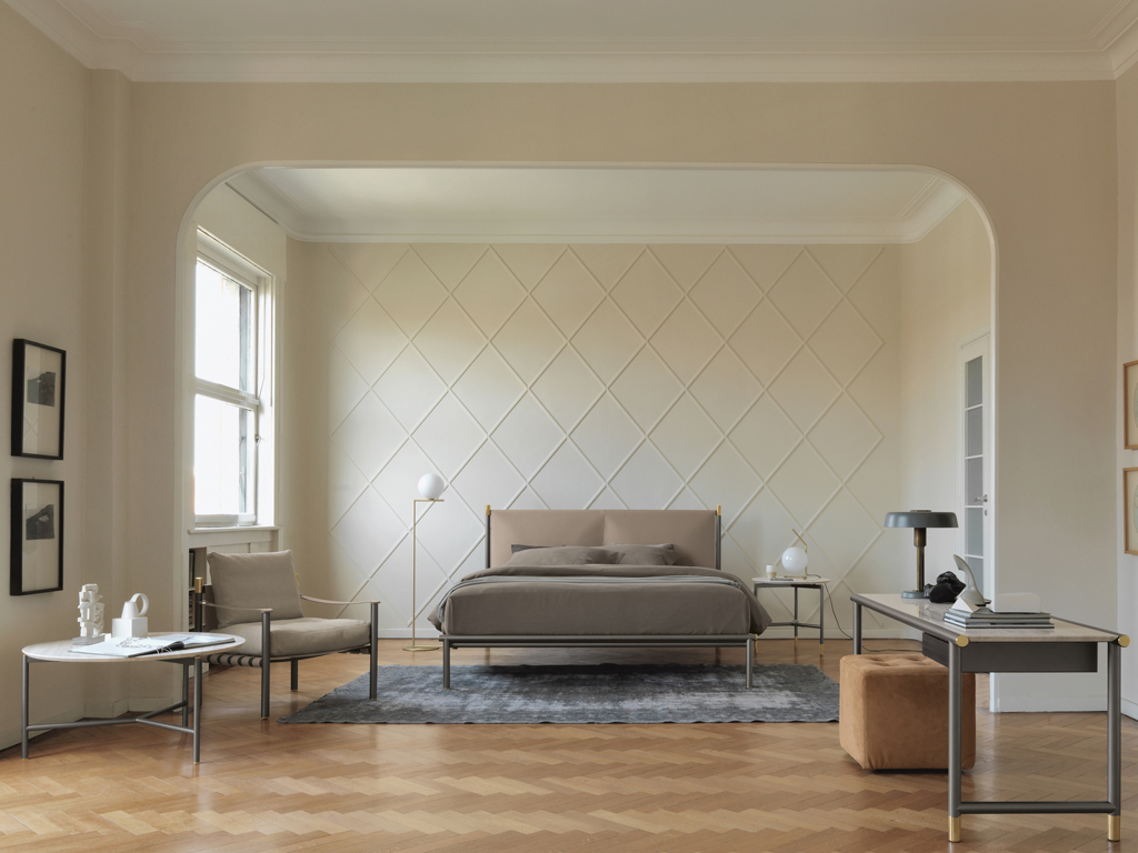 Flou. La collezione IKO, letto matrimoniale, consolle con specchio, poltroncina e tavolino. Design Rodolfo Dordoni. Acciaio trattato e preziosi materiali quali, cuoio, marmo, ottone. Il risultato è un effetto raffinato e armonioso.