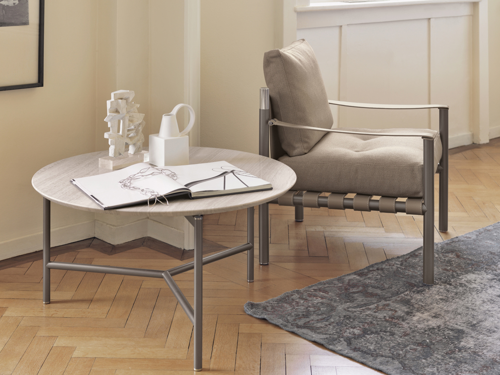 Flou. La collezione IKO, poltroncina e tavolino. Design Rodolfo Dordoni. Poltroncina: struttura tubolare in acciaio e rivestimento in cuoio non sfoderabile con seduta e schienale con rivestimento sfoderabile in tessuto, pelle o ecopelle. Tavolino: piano in marmo e struttura tubolare in acciaio.