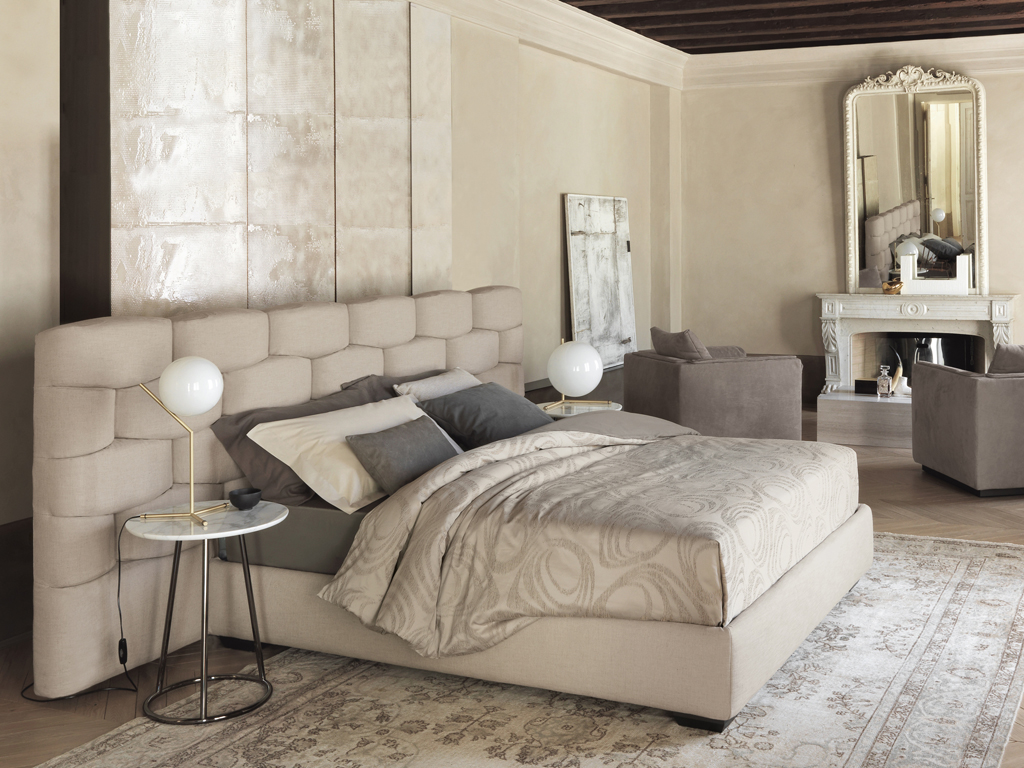 Flou. Letto matrimoniale Majal e specchio Gentleman. Design Carlo Colombo. Lo specchio verticale a parete, ha la struttura in legno rivestita in pelle. Dimensioni 90x11.5xh210 cm.