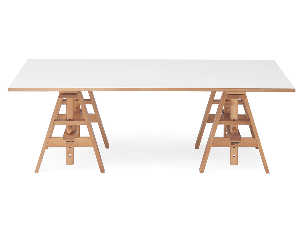 Zanotta. Tavolo da lavoro Leonardo. Designer Achille Castiglioni (1940). Struttura in faggio evaporato, colore naturale. Piano placcato in laminato colore bianco, oppure in cristallo temperato. Regolabile in altezza.