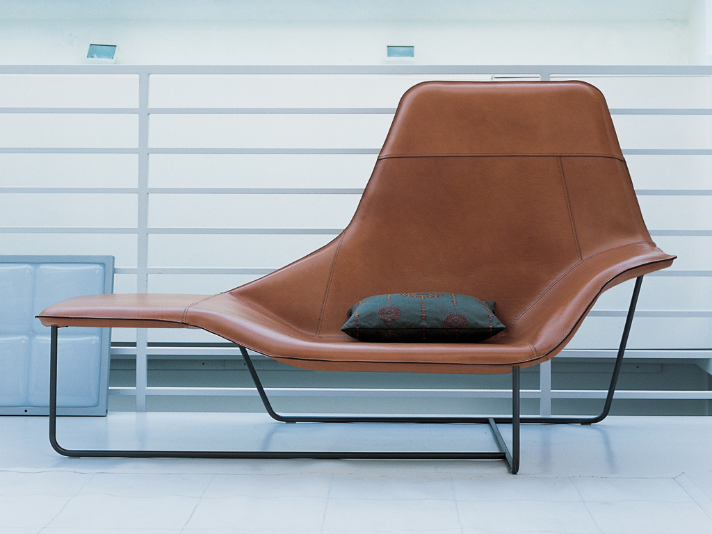 Zanotta. Chaise longue Lama 921. Designer Ludovica+Roberto Palomba (2006). Struttura in acciaio verniciato, colore grafite. Imbottitura in poliuretano con molleggio su nastri elastici. Rivestimento sfilabil in stoffa, pelle o cuoio.