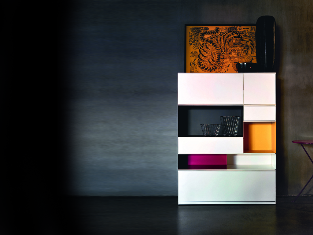 Zanotta. Libreria Adhoc. Designer Fattorini+Rizzini+Partners (2011). Struttura in lamiera d'acciaio verniciata colore bianco.