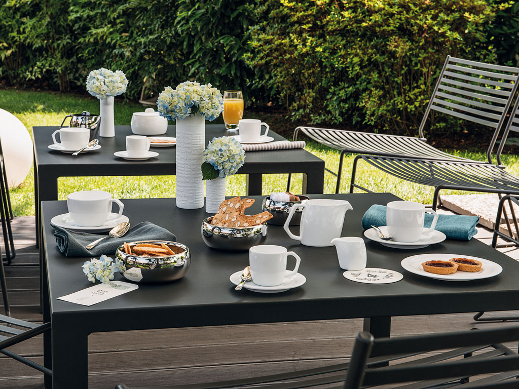 Rosenthal. Collezione Jade Sphera. Design Rosenthal Creative Center. Collezione raffinata e delicata nel candore della bone china, prende ispirazione dalla purezza della materia creando un design del tutto minimale.