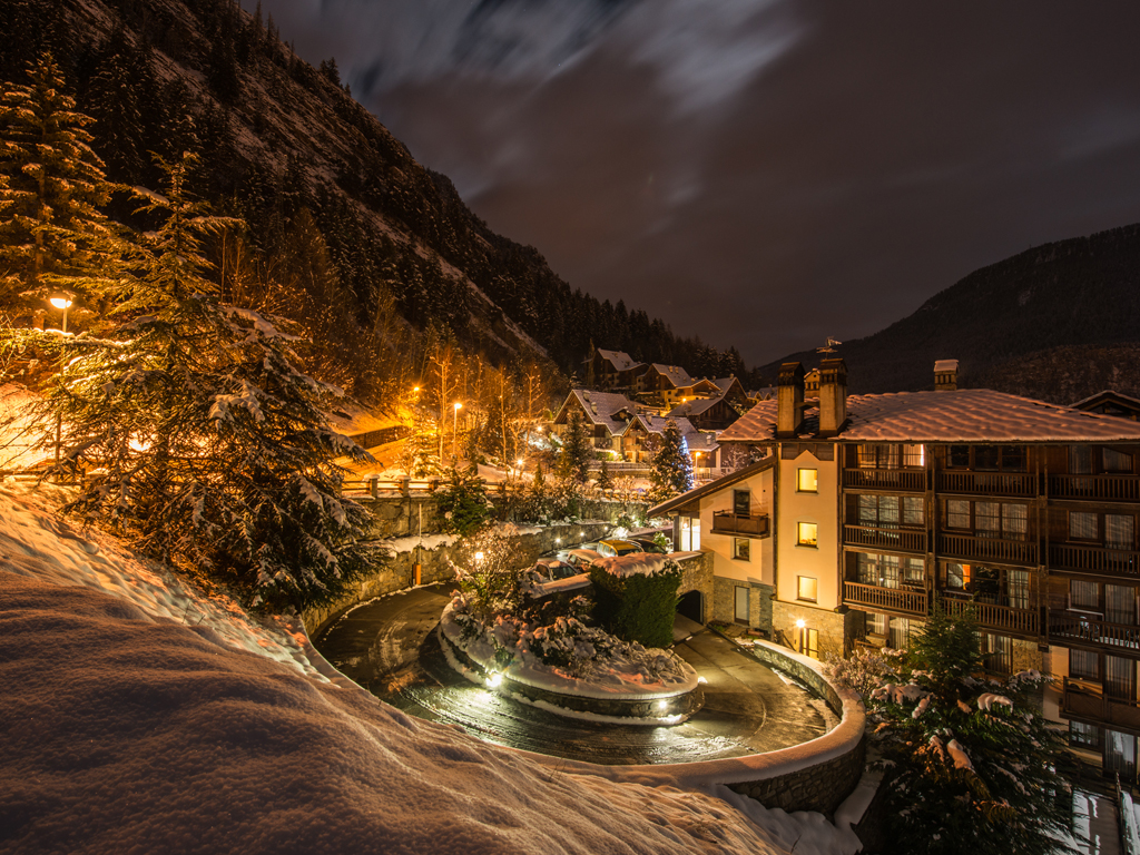 Pré-Saint-Didier. Valle d'Aosta. Veduta notturna dell'hotel.