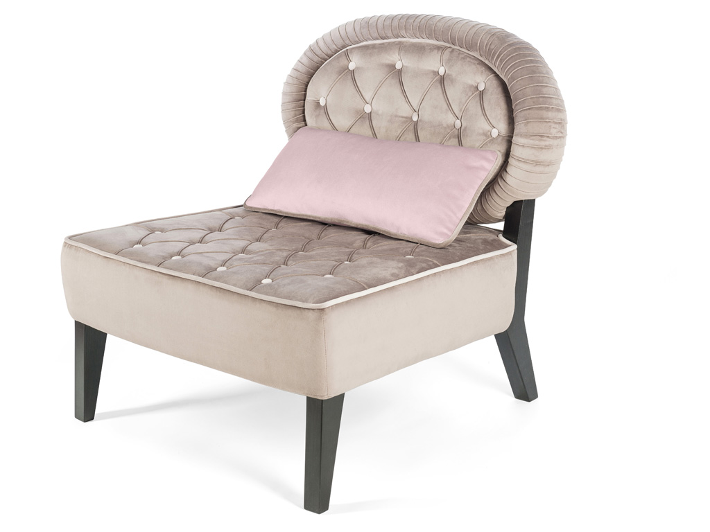 VG Newtrend. Poltroncina Elisabeth. Seduta profonda e schienale ovale. La struttura è in legno e il rivestimento capitonné è proposto sui toni delicati del tortora. (Misure: H 78 x 87 x 80 cm.)