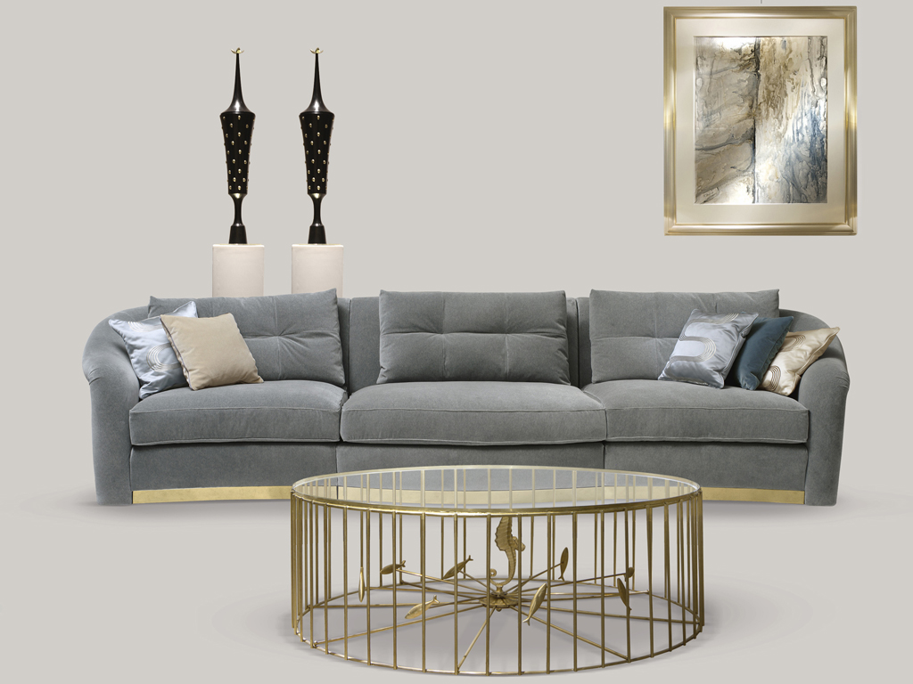 Softhouse. Divano Madame: tre posti in velluto di cotone
e lana in una tenue nuance azzurro polvere. Lo schienale e la seduta sono costituiti da tre ampi e comodi
cuscini. Dimensioni: cm 320x110xh.71
