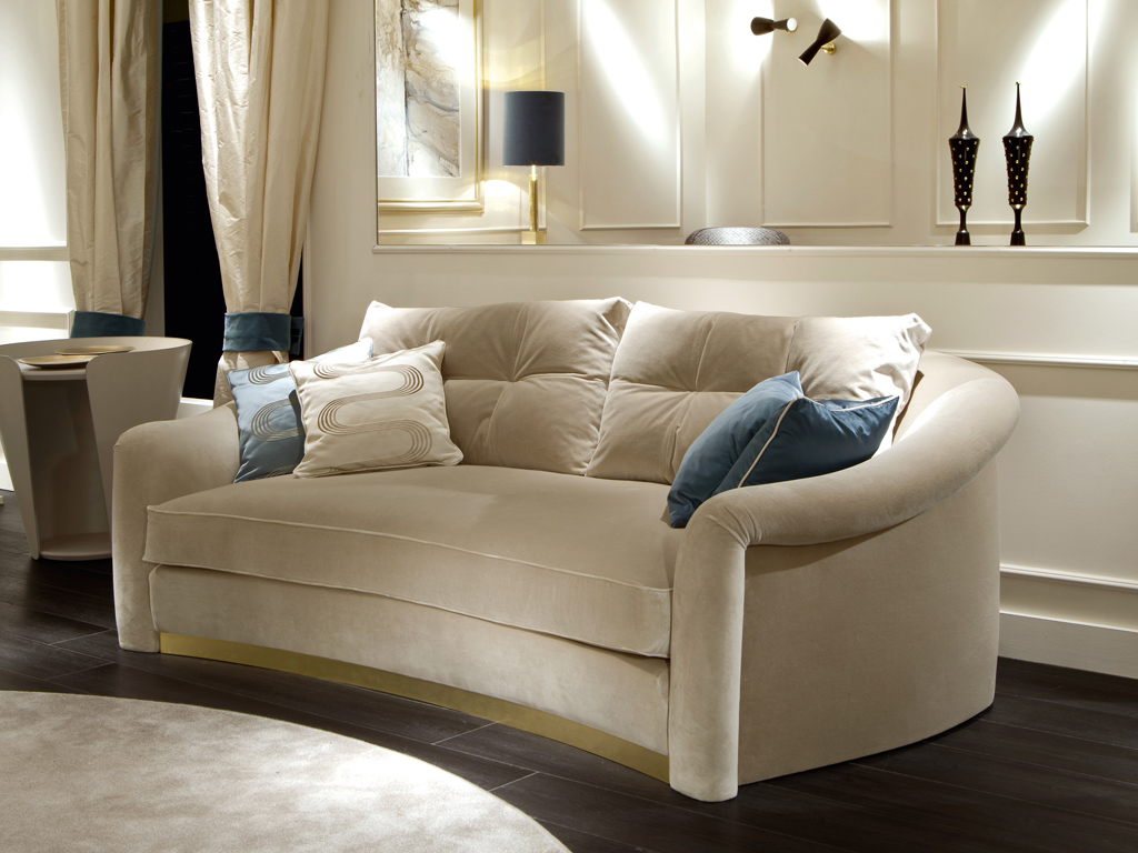 Softhouse Divano Madame: due posti in velluto di cotone e lana in una tenue nuance avorio. Lo schienale e la seduta sono costituiti da tre ampi e comodi cuscini. Dimensioni: cm 220x110xh.712