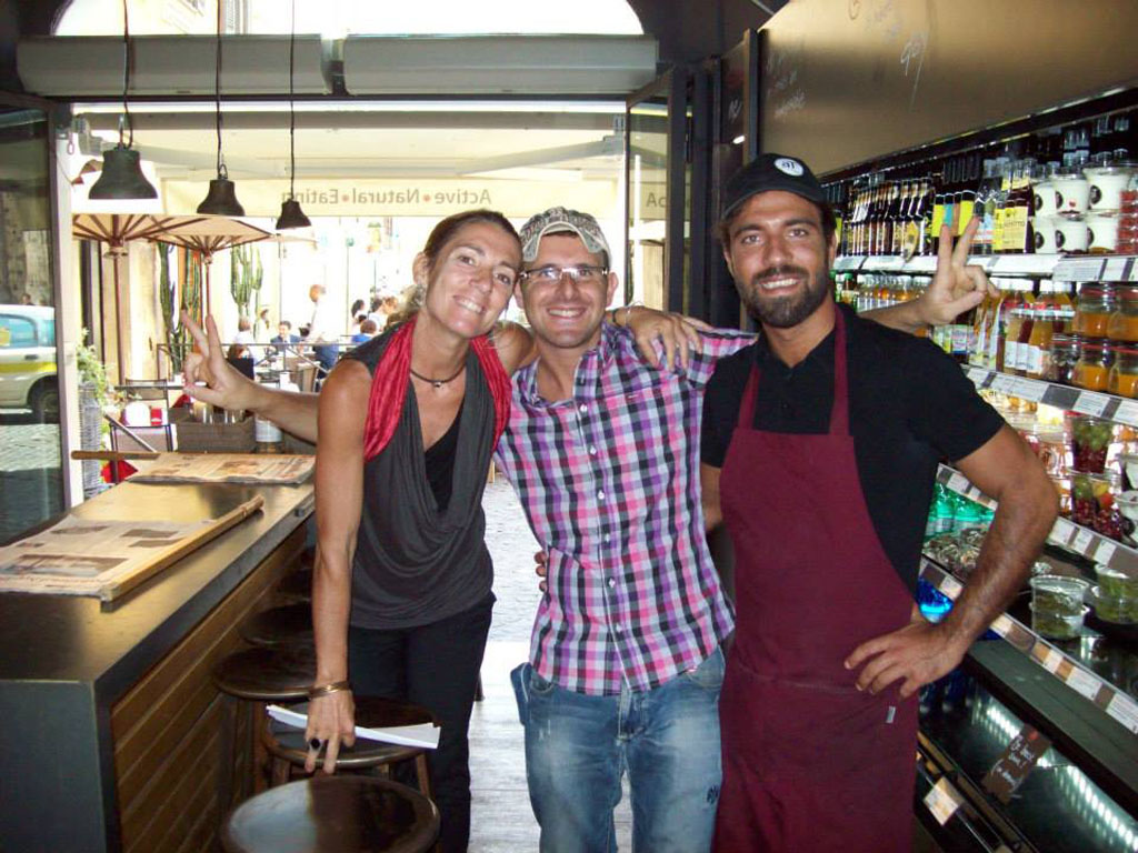 Camilla Monteduro e gli ex colleghi del ristorante ATRestaurant Active Natural Eating a Roma.