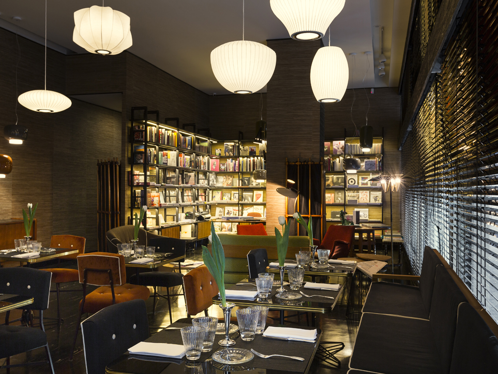 Ristorante L'Arabesque Café. Dal ristorante si passa all'angolo salotto, La Librairie, uno spazio perfettamente inserito all'interno del locale e arredato con elementi originali degli Anni '50, dove si possono trovare pubblicazioni preziose e le più importanti riviste internazionali. A Milano.