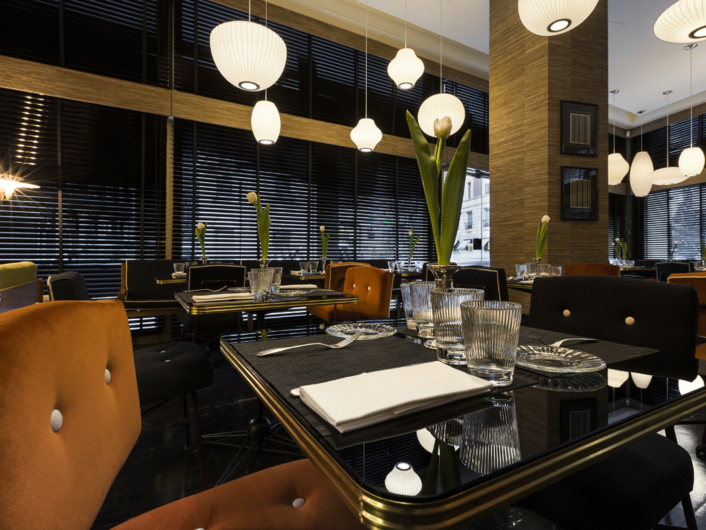 Ristorante L'Arabesque Café. Si contraddistingue per lo stile e l'arredo degli ambienti, dal gusto raffinato e moderno. A Milano.