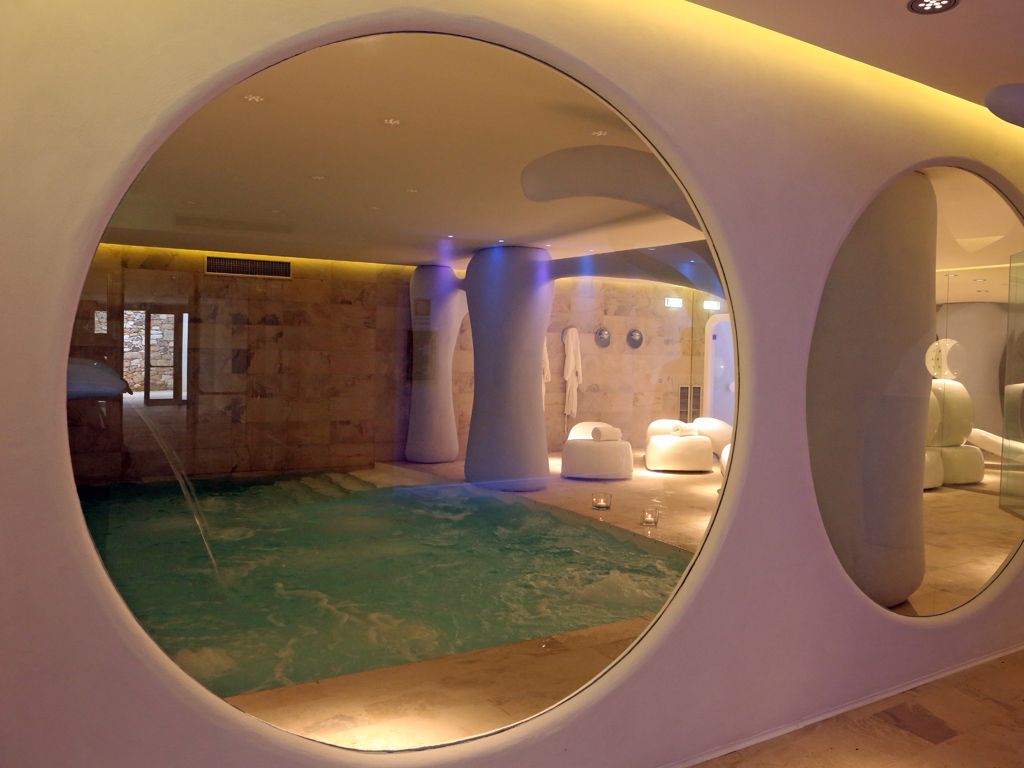 I Monasteri Golf Resort. Zona relax e vasca idromassaggio nel Centro Benessere.