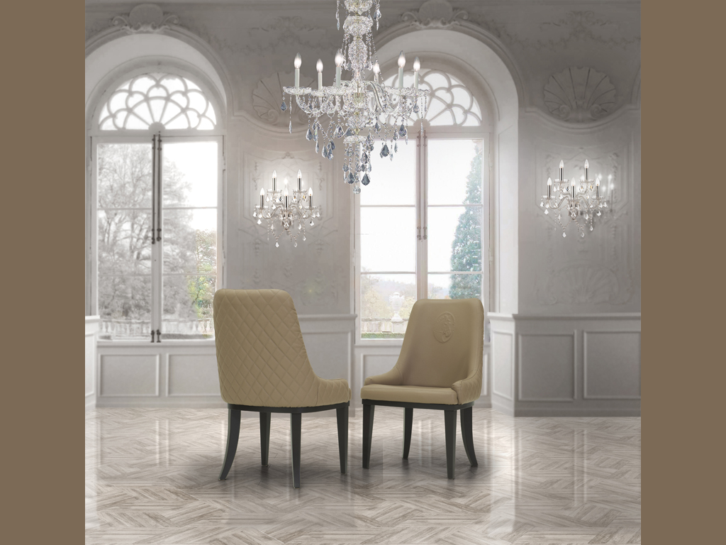 Formitalia. Elvira, sedia. E' rivestita in pelle Seta Powder trapuntata esternamente e liscia all'interno con gambe in legno laccato.
