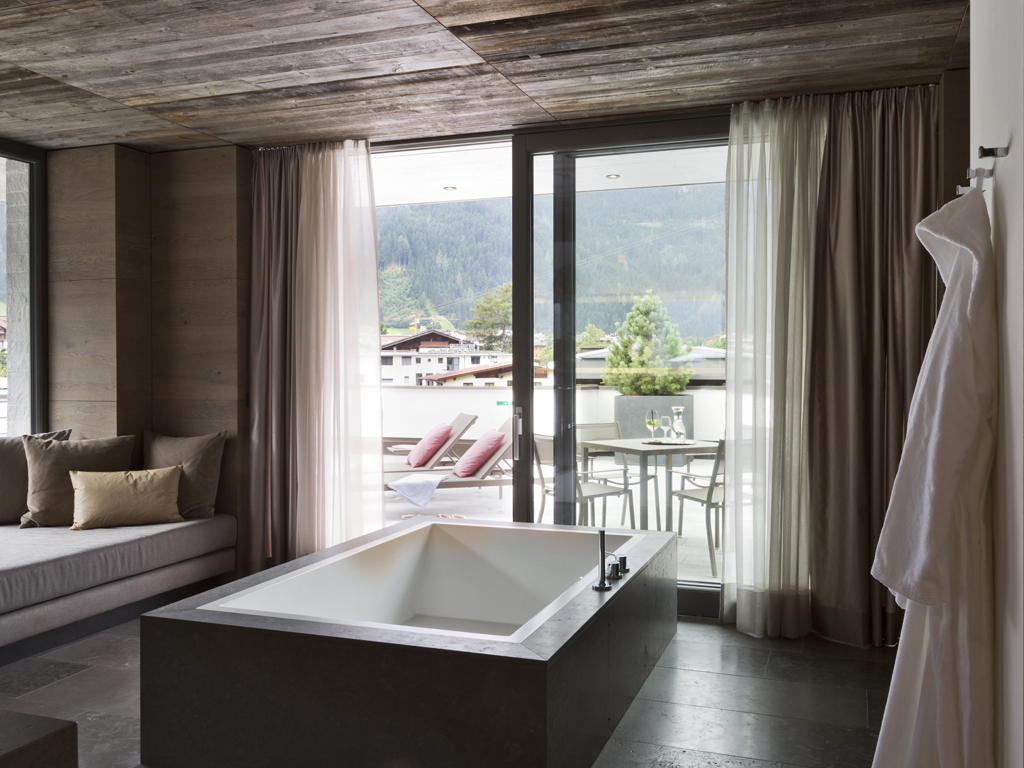 Planit al Salone del Mobile 2016 con la vasca Aquarius e il lavabo Concave