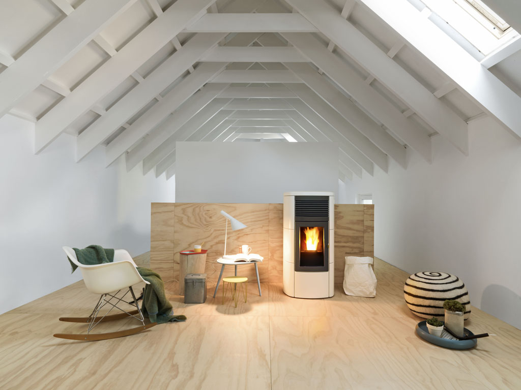 MZC. Idrostufa a pellet in ceramica CLUB HYDROMATIC. Finiture ceramica: white, black, sand e bordeaux. | Club Hydromatic 16 e 23. Potenza: 16,2 kWh e 23,1 kWh. Rendimento (min/max): 92,5%/95,2% - 90,4%/95,2. Volume riscaldabile: 398m³ e 567m³. Dimensione corpo (LxHxP): 59x116x54 cm.
