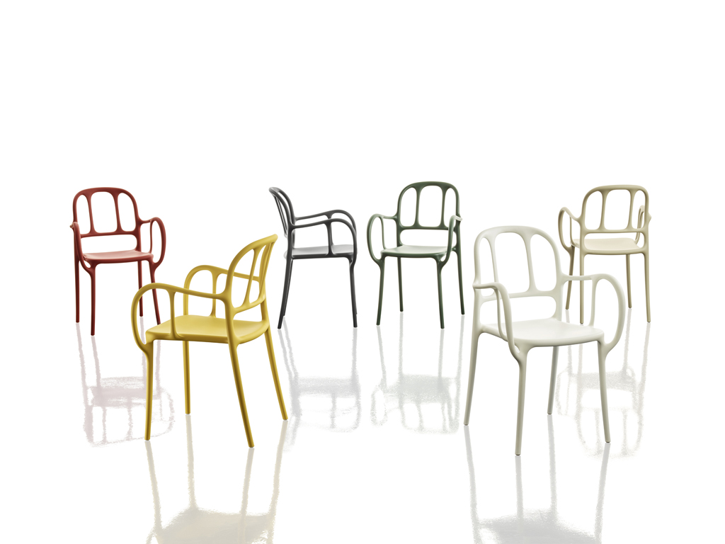 Magis. Immaginare di fare con la plastica quello che è impossibile fare con il legno. Grazie al know-how di Magis, Jaime Hayón è riuscito a realizzare la sedia