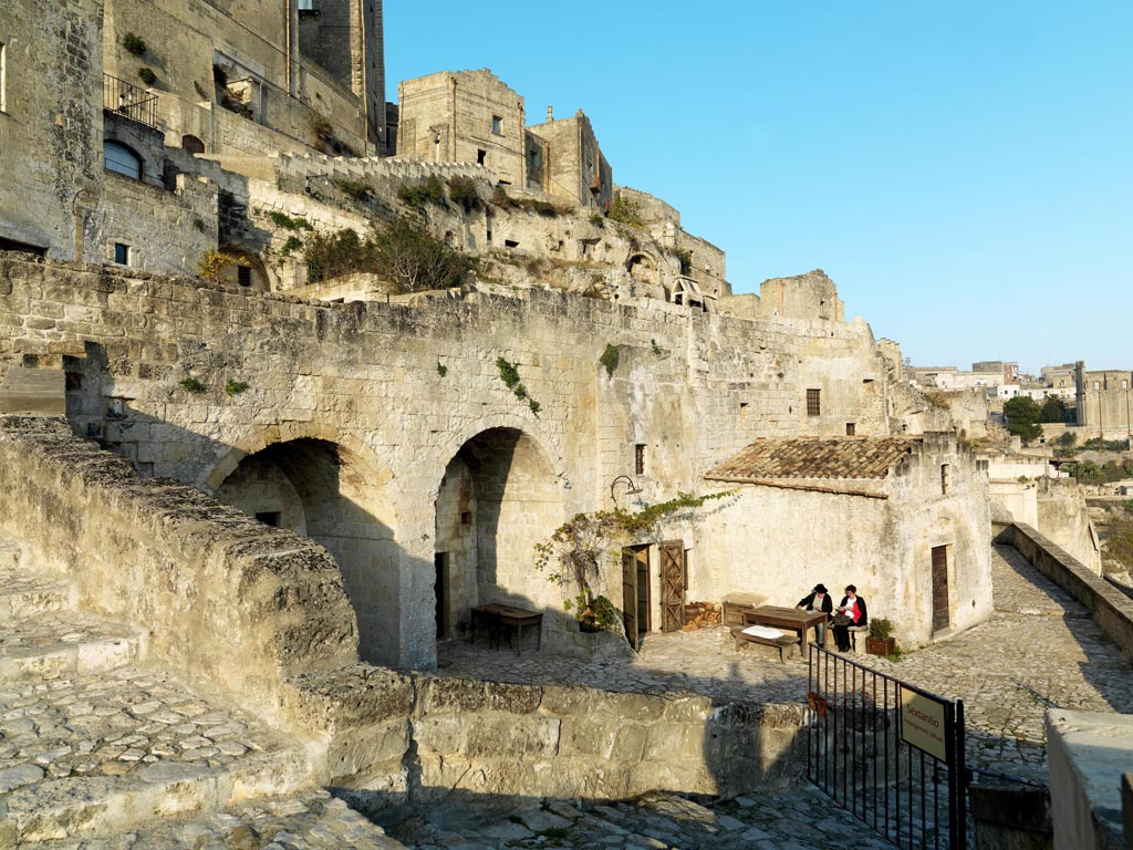 Sextantio Albergo Diffuso Le grotte della Civita. Esterno.