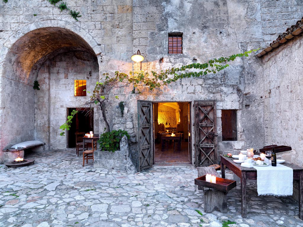 Sextantio Albergo Diffuso Le grotte della Civita. Esterno.