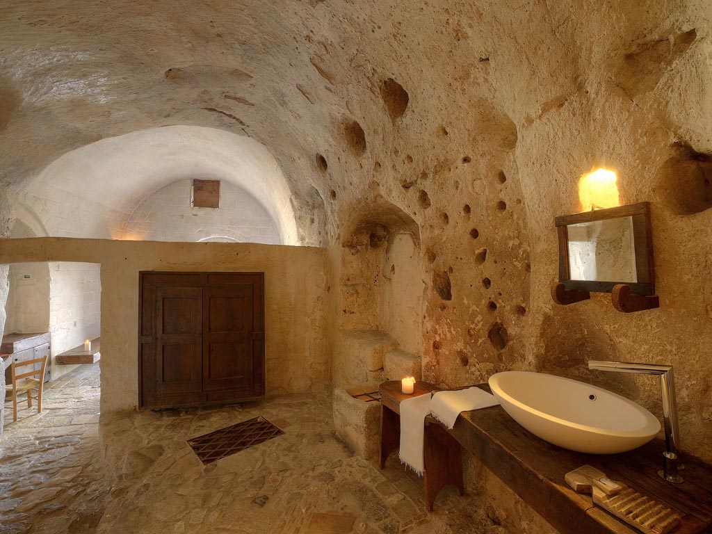 Matera. Sextantio Albergo Diffuso Le grotte della Civita. Il bagno all'interno della Grotta 6 Superior: pavimentazione irregolare e due antiche cisterne caratterizzano l'ambiente.