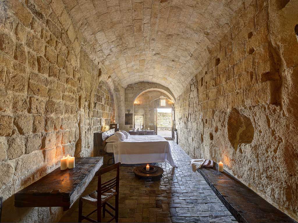 Matera. Sextantio Albergo Diffuso Le grotte della Civita. Interno della Grotta 16 Superior: 45mq, luminosa e dotata di vasca da bagno e toilette. Pavimentazione originale e cisterna d'epoca.