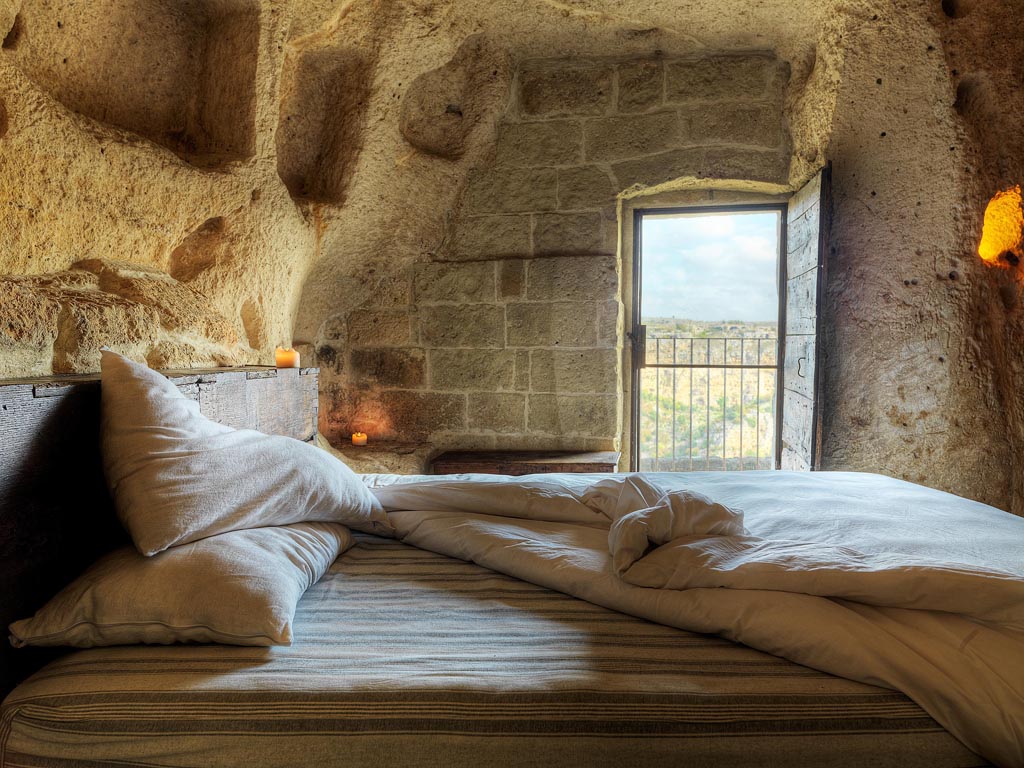 Sextantio Albergo Diffuso Le grotte della Civita. Grotta 13 Executive Suite. E' la suite nuziale. 80mq. sviluppati su più livelli. La vasca da bagno è inserita in una grotta suggestiva con camino.
